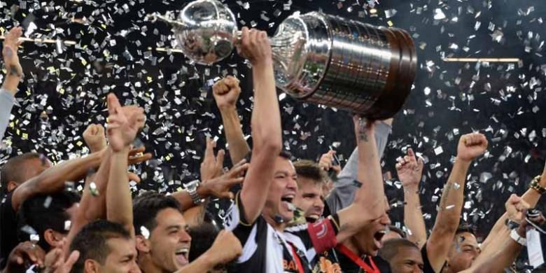Kapten klub Brasil Atletico Mineiro, Rever, mengangkat trofi Copa Libertadores yang mereka menangi setelah di final leg kedua di Belo Horizonte, Brasil, Rabu (24/7/2013), mengalahkan wakil Paraguay, Olimpia. Pada leg kedua ini Atletico menang 2-0 sehingga agregat 2-2, yang diakhiri dengan adu penalti yang dimenangkan Atletico dengan 4-3.