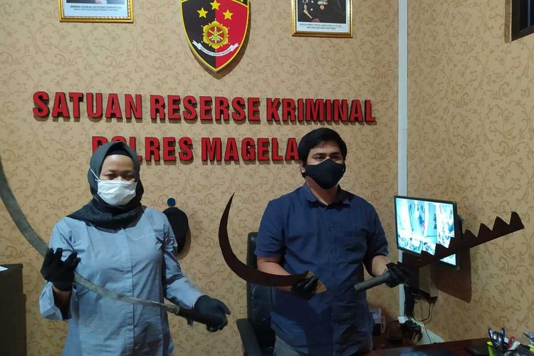 Penyidik Polres Magelang memperlihatkan barang bukti senjata tajam yang diduga milik pelajar saat terjadi tawuran di Jalan Jend Soedirman Borobudur, Jumat (17/9/2021).
