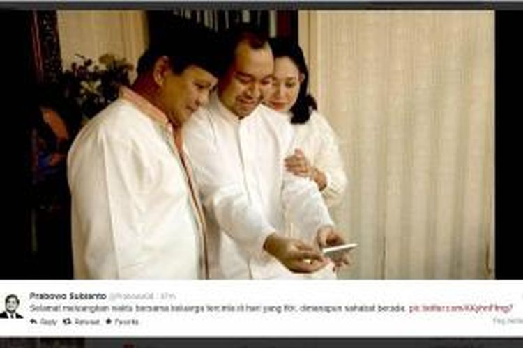 Prabowo Subianto beserta mantan istrinya, Titiek Prabowo, dan anak semata wayangnya, Ragowo Hediprasetyo atau Didiet, seperti ditayangkan dalam akun twitternya yang terverifikasi.
