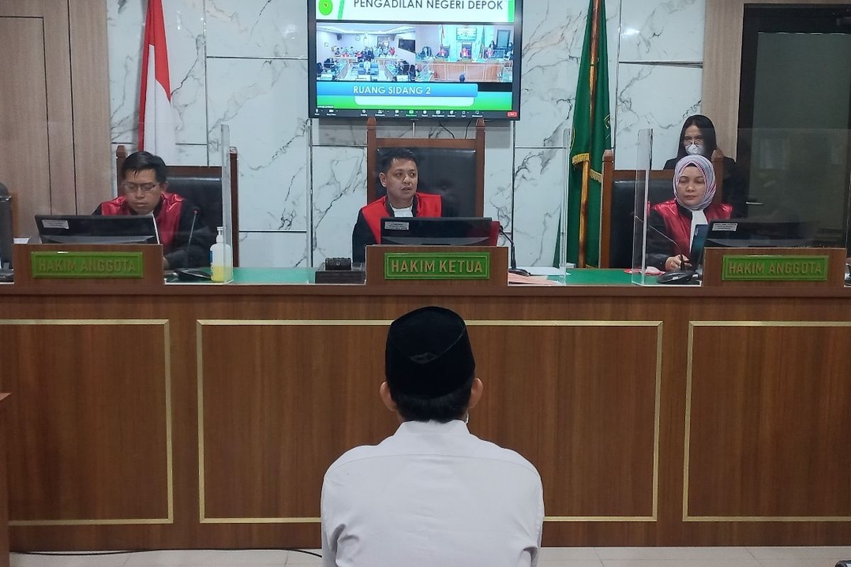 Sidang putusan terdakwa Achmad Fadilla Ramadhan dalam kasus kekerasan seksual santriwatinya di Pengadilan Negeri Depok pada Rabu (1/2/2023). 