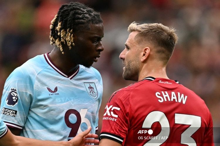Bek Manchester United Luke Shaw (Kanan) berhadapan dengan gelandang Burnley Lesley Ugochukwu (Tengah)pada laga Liga Inggris antara Manchester United dan Burnley di Old Trafford di Manchester, barat laut Inggris, pada 30 Agustus 2025.