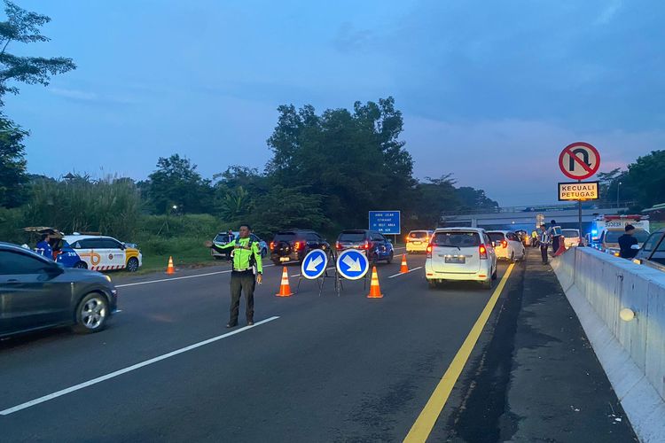 Anggota Satlantas Polres Semarang mengarahkan kendaraan untuk contraflow di jalan tol KM427