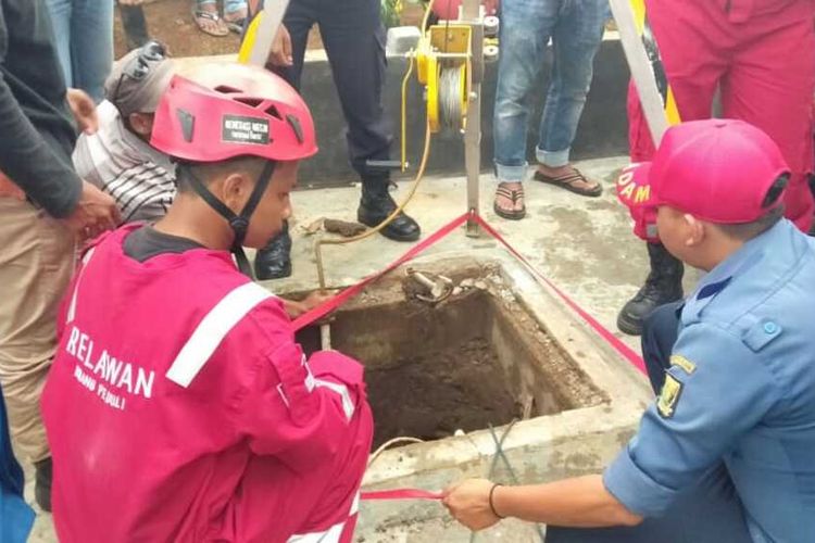 Proses evakusi dua tukang gali sumur yang sedang perbaiki pompa air di Desa Cikahuripan, Kecamatan Kadudampit, Sukabumi, Jawa Barat, Minggu (15/11/2020).