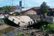 Dilewati Tronton Bermuatan Buldozer, Jembatan di Sambas Roboh