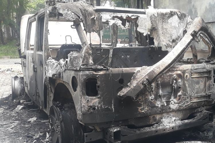 Bangkai mobil milik Didi yang dibakar massa pada Selasa (24/9/2019) malam di depan Lapangan Tembak Senayan, Jakarta