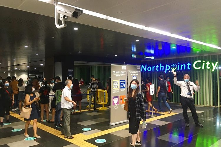 Terlihat keramaian warga Singapura yang mengantri masuk ke pusat perbelanjaan Northpoint City di Yishun, Singapura Utara, Kamis sore (03/12/2020). Singapura akan memasuki new normal fase 3 menghadapi pandemi Covid-19 pada 28 Desember. 