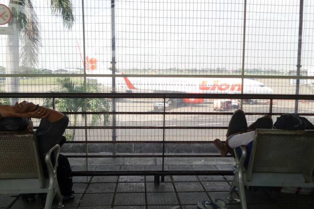 Suasana anjungan pengantar di Terminal 1 Bandara Soekarno-Hatta, Selasa (20/6/2017) siang. Tempat ini jadi salah satu pilihan penumpang menghabiskan waktu sembari menunggu pesawatnya berangkat.
