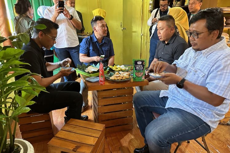 Direktur Pamapersada Nusantara, Ari Sutrisno bersama jajarannya menikmati tiwul instan milik pelaku UMKM di Kampung Proklim Kawista, Adiwarno, Selomerto, Wonosobo, Jawa Tengah pada Rabu (8/5/2024). Kampung Proklim Kawista merupakan kampung binaan dalam program Corporate Social Responsibility (CSR) PT. Pamapersada Nusantara.