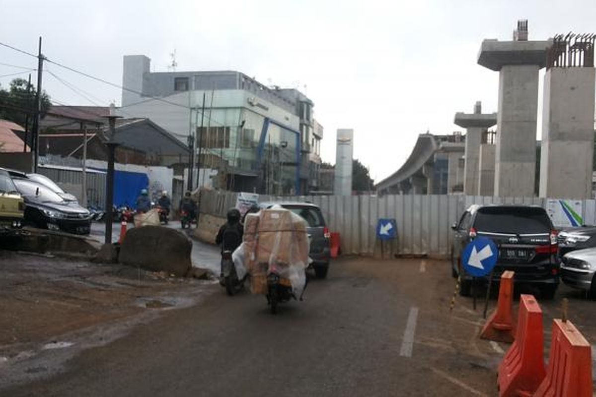 Salah satu bidang lahan di Jalan Fatmawati kawasan Haji Nawi yang belum dibebaskan untuk pembangunan stasiun MRT. Masih adanya bidang lahan yang belum dibebaskan menyebabkan adanya tikungan karena jalan sementara tidak bisa dibuat lurus.