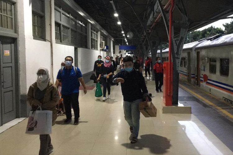 Penumpang kereta api yang tiba di salah satu stasiun area Daop 1 Jakarta, Senin (4/1/2021).