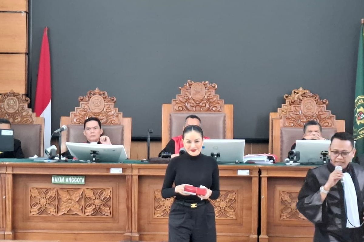 Nikita Mirzani dengan pakaian serba hitam hadir sebagai saksi dalam persidangan asistennya, Ismail Marzuki di PN Jaksel, Kamis (21/8/2025).