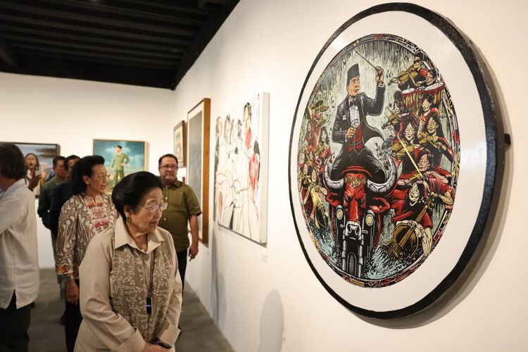 Presiden ke-5 RI Megawati Soekarnoputri saat melihat karya pameran Mata Hati Soekarno di Bantul, Yogyakarta, Sabtu (6/6/2026).