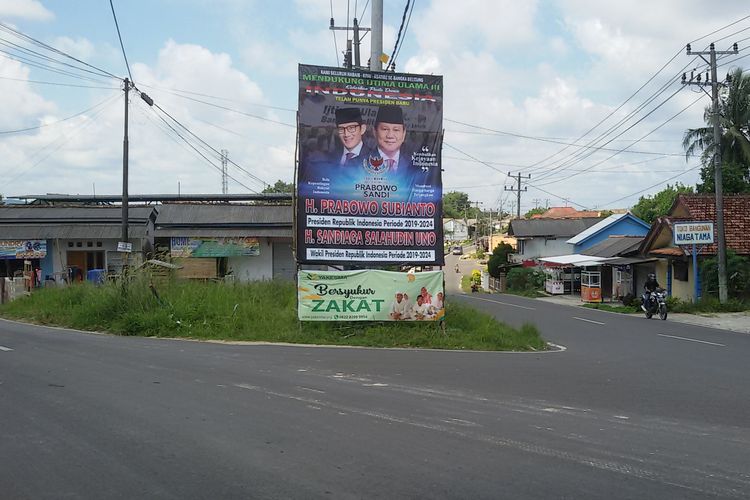 Gambar baliho Prabowo - Sandiaga di Simpang Kacang Pedang - Tua Tunu, Pangkal Pinang, Rabu (8/5/2019).