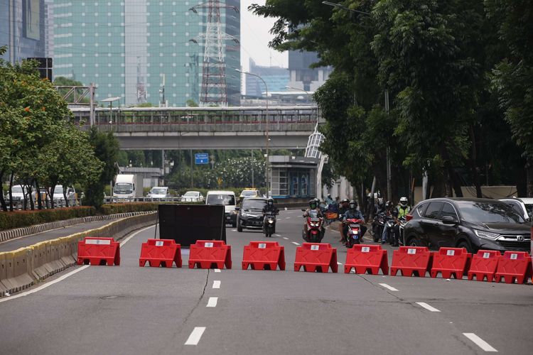 Polisi menutup akses jalan menuju Gedung DPR RI Senayan, Jakarta, Kamis (8/10/2020). Penutupan dilakukan untuk antisipasi keamanan unjuk rasa yang akan di gelar di beberapa lokasi menolak UU Cipta Kerja.