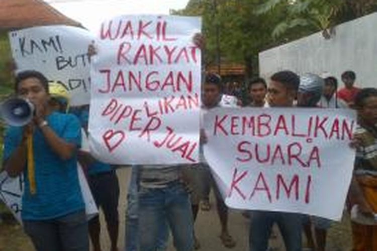 Massa pendukung Caleg PBB dan Demokrat Pamekasan, berpindah mendatangi kantor KPU Pamekasan setelah sebelumnya unjuk rasa di kantor Panwaslu Pamekasan, Rabu (16/4/2014).