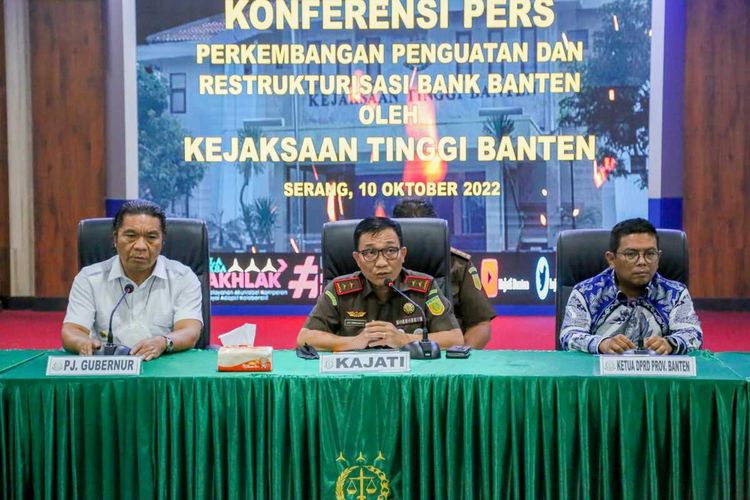 Kejati Banten Leonrad Eben Ezer Simanjuntak (tengah) saat memaparkan perkembangan kasus kredit macet di Bank Banten