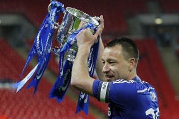 Kapten Chelsea John Terry mengangkat trofi Piala Liga, setelah timnya menang 2-0 atas Tottenham Hotspur, di Wembley London, Minggu (1/5/2015).