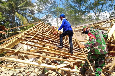 Pemkab Blitar Beri Bantuan Uang untuk Korban Gempa yang Rumahnya Rusak