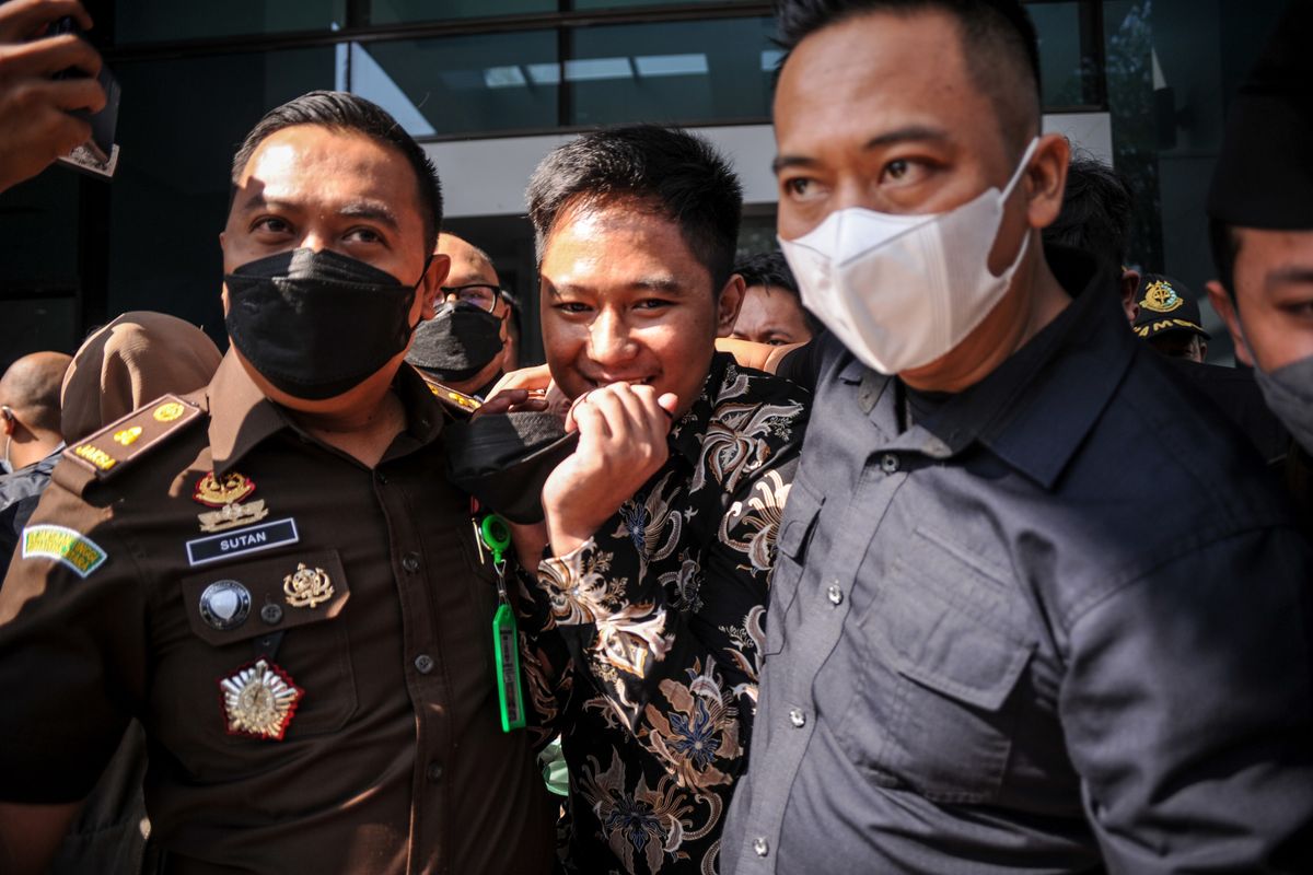 Tersangka kasus penipuan investasi opsi biner Quotex Doni M. Taufik alias Doni Salmanan (tengah) tiba di Kejaksaan Tinggi Jawa Barat, Bandung, Jawa Barat, Selasa (5/7/2022). Direktorat Tindak Pidana Siber Bareskrim Polri melimpahkan berkas kasus tersangka Doni Salmanan ke Kejaksaan Negeri Kabupaten Bandung untuk kemudian segera disidangkan. ANTARA FOTO/Raisan Al Farisi/foc.