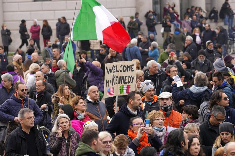 Orang-orang berkumpul untuk memprotes izin hijau vaksinasi Covid-19, dihadiri oleh Robert F. Kennedy Jr., putra Robert Kennedy, di Milan, Italia, Sabtu, 13 November 2021. 