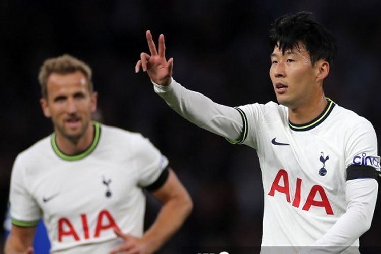 Bintang Tottenham Hotspur Son Heung-min (kanan) merayakan gol ketiganya ke gawang Leicester City pada laga pekan kedelapan Liga Inggris 2022-2023 di Stadion Tottenham Hotspur, Sabtu (17/9/2022) malam WIB. Laga Tottenham vs Leicester berakhir dengan skor 6-2.