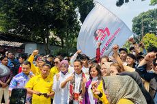 Bendera Bergambar Jokowi Dikibarkan Saat Pasangan Sendi-Melli Darsa Daftar ke KPU Bogor