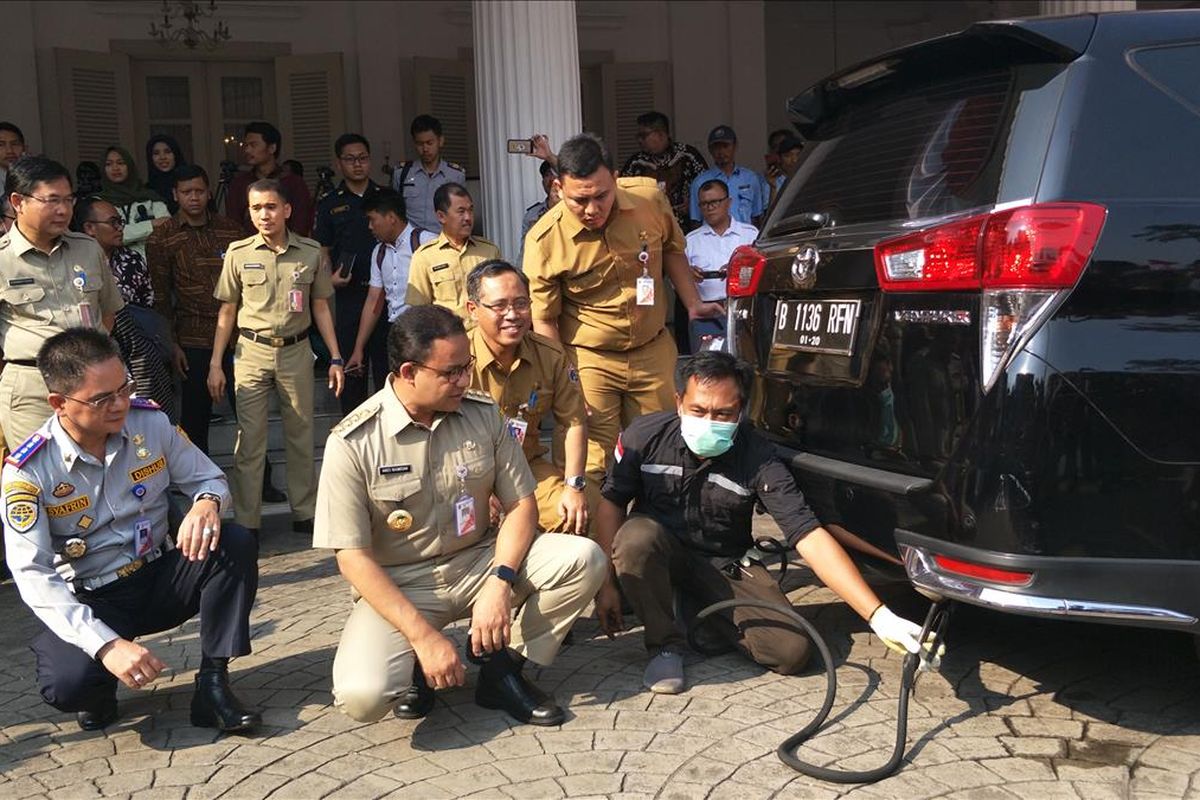 Gubernur DKI Jakarta Anies Baswedan melihat pelaksanaan uji emisi dan meluncurkan aplikasi e-Uji Emisi di Balai Kota DKI Jakarta, Jalan Medan Merdeka Selatan, Selasa (13/8/2019).