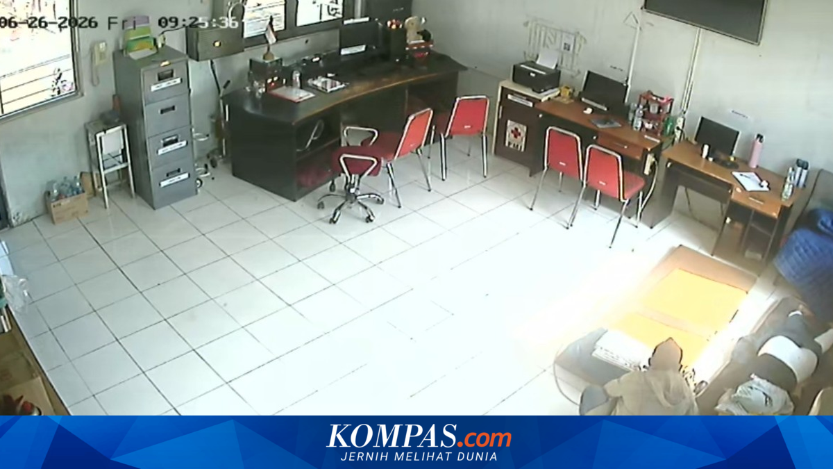 Terekam CCTV, Pelaku dengan Santai Ambil Hp Relawan di PMI Sragen