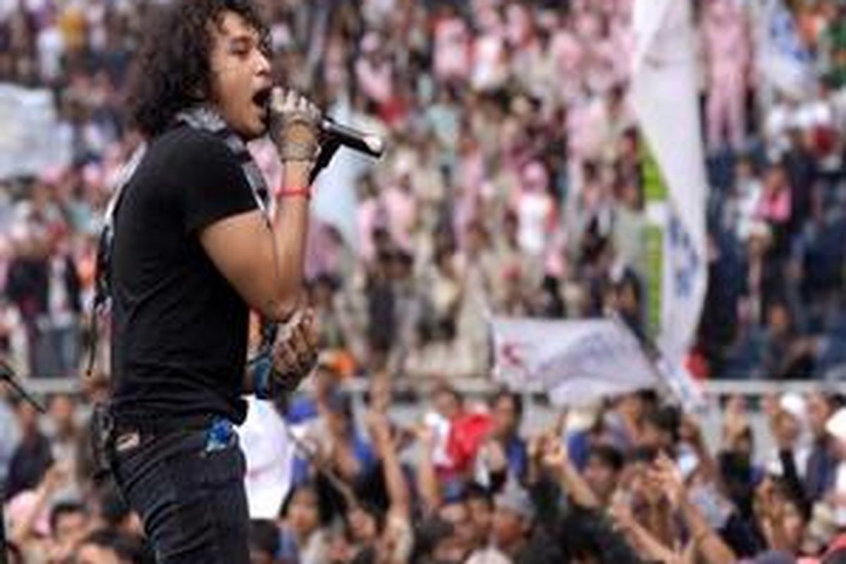 Grup band Nidji menghibur ribuan buruh pada acara May Day Fiesta 2008 untuk memperingati Hari Buruh Inteerasional di Gelora Bung Karno, Jakarta, Kamis (1/5). Buruh yang tergabung dalam SP LEM SPSI, SPN dan FSPMI menuntut segera diamandemenkannya UU No.3 Tahun 1992 mengenai jamsostek