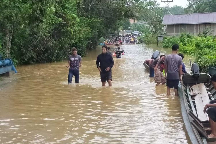 Banjir dengan kedalaman lebih dari 1 meter merendam sejumlah kecamatan di Kabupaten Bengkayang, Kalimantan Barat (Kalbar). Banjir terjadi akibat hujan deras yang mengguyur sejak Rabu (3/2/2021). Setidaknya ada 3 kecamatan terdampak banjir terparah, yakni Kecamatan Ledo, Kecamatan Sanggau Ledo dan Kecamatan Lumar.