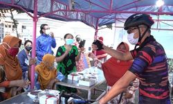 Bantu PKL Hadapi PPKM, Ganjar Borong Dagangan Mereka untuk Dibagikan ke Warga