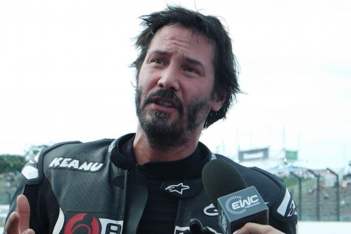 Aktor Amerika Serikat, Keanu Reeves, menjawab pertanyaan wartawan setelah melakukan dua putaran di Sirkuit Suzuka, Sabtu (25/7/2015). Reeves datang untuk menyaksikan balapan Suzuka 8 Hours 2015.