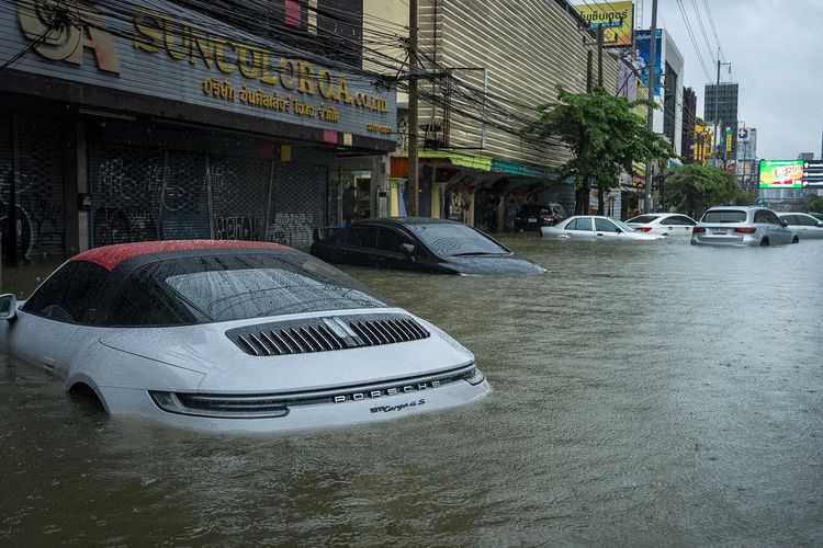 Banjir Bangkok Surut: Warga Bersih-bersih Lumpur, Barang Rusak Total