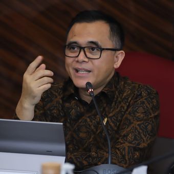 Menteri Pendayagunaan Aparatur Negara dan Reformasi Birokrasi (Menpan-RB) Abdullah Azwar Anas saat berdiskusi dengan Direktur Eksekutif Project Management Office (PMO) Kartu Prakerja Denni Puspa Purbasari di Jakarta, Selasa (9/1/2024).