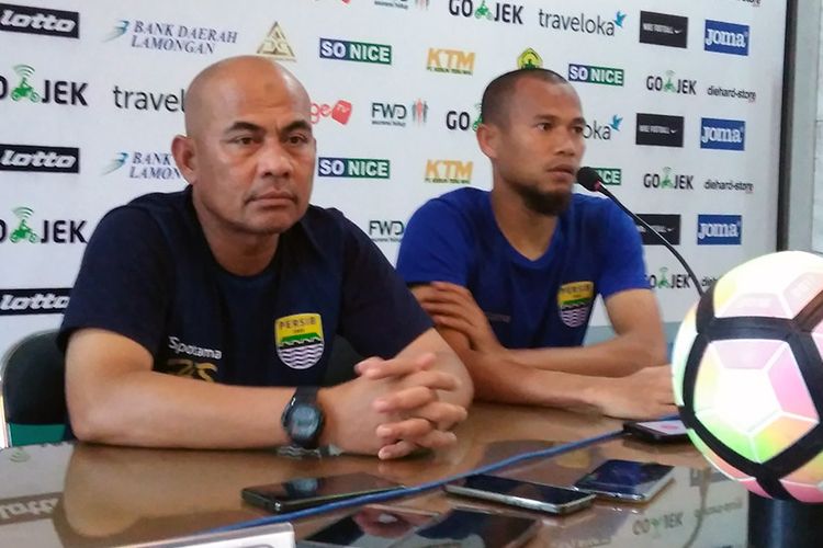 Asisten pelatih Persib Bandung Herrie Setyawan (kiri) dan Supardi Nasir, sebelum duel kontra Persela Lamongan, Sabtu (21/10/2017).