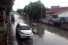 Banjir, Jalan Matraman Hanya Bisa Dilewati Satu Sisi