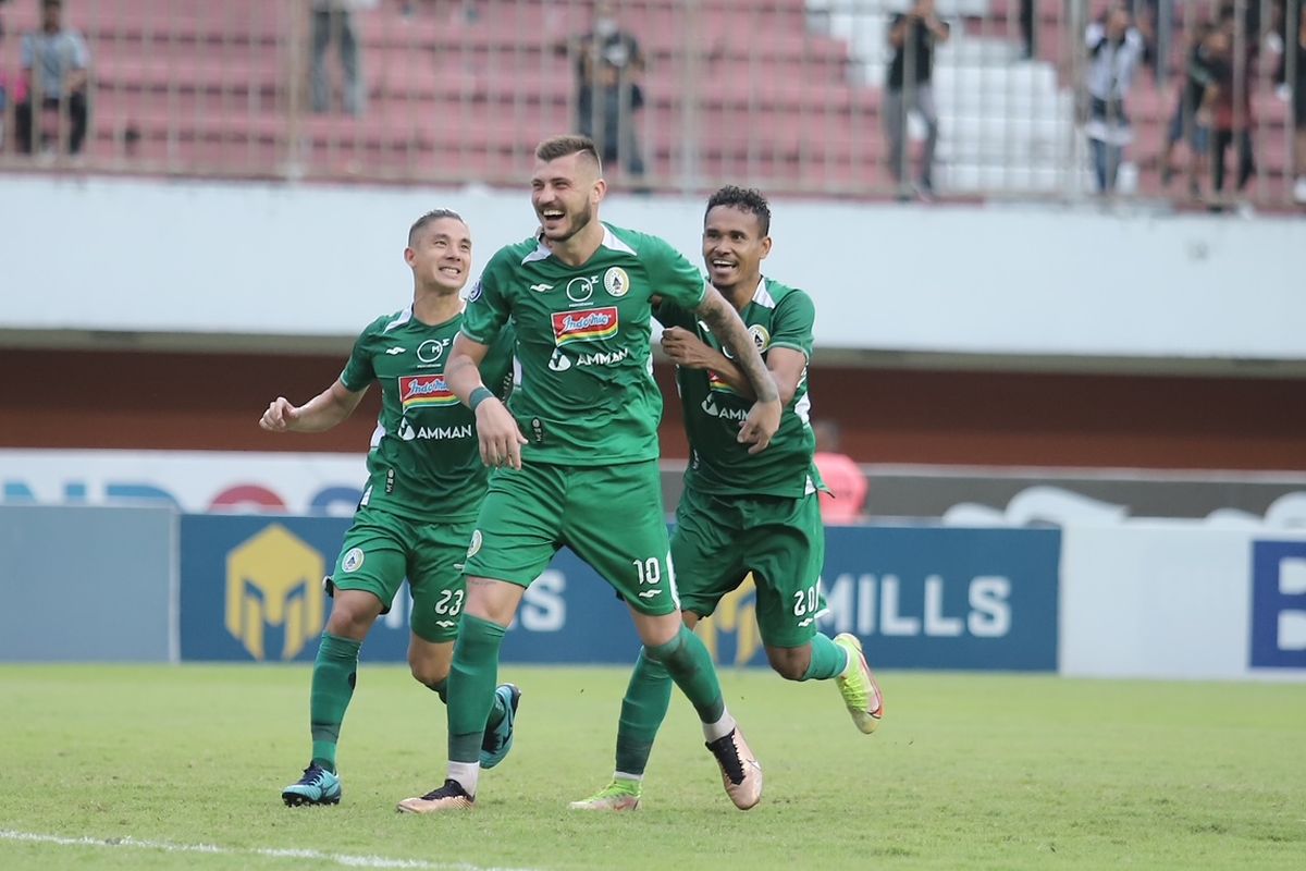 Pemain PSS Sleman Yevhen Bokhashvili selebrasi seusai menjebol gawang Arema FC saat pertandingan pekan ke-20 Liga 1 2022-2023 yang berakhir dengan skor 2-0 di Stadion Maguwoharjo Sleman, Kamis (26/1/2022) sore. Artikel ini berisi hasil Barito Putera vs PSS Sleman.