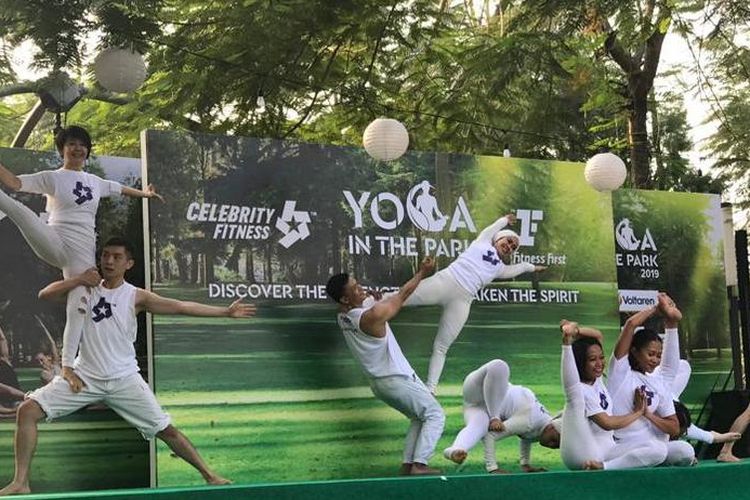 Celebrity Fitness & Fitness First berkolaborasi menyelenggarakan Yoga in The Park, Minggu (29/9/2019), di Gading Serpong, Tangerang Selatan. 

