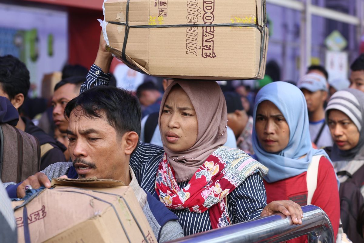 Sejumlah pemudik memadati Stasiun Pasar Senen, Jakarta, Minggu (10/6/2018). Puncak arus mudik di Stasiun Pasar Senen diperkirakan jatuh pada 13 Juni 2018 atau H-2 Idul Fitri.