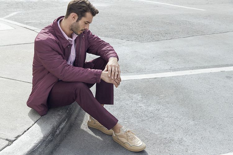 Inspirasi tampilan sporty dengan sneakers.