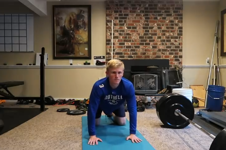 YouTuber Cole Baker mencoba tantangan 30 hari yoga.