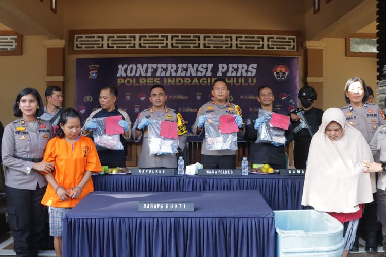 Polres Indragiri Hulu, Riau, saat konferensi pers pengungkapan kasus peredaran narkotika dengan menghadirkan dua tersangka dan barang bukti narkoba, Jumat (1/3/2024).