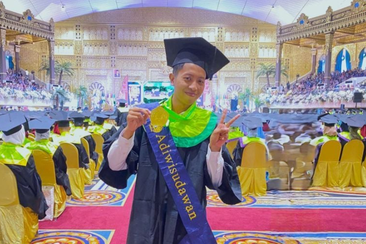 Rayyan Nur Fauzan berhasil jadi lulusan terbaik dari Prodi S1 Teknik Informatika, Fakultas Teknik (FT) Unesa lulus tidak melalui skripsi. Dia lulus tanpa skripsi dengan IPK 3,89.
