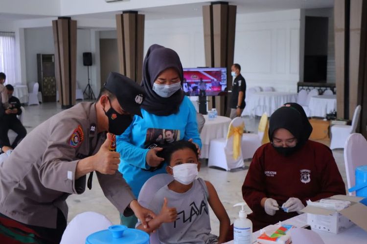 Pelaksanaan vaksin anak oleh jajaran Polda Lampung.