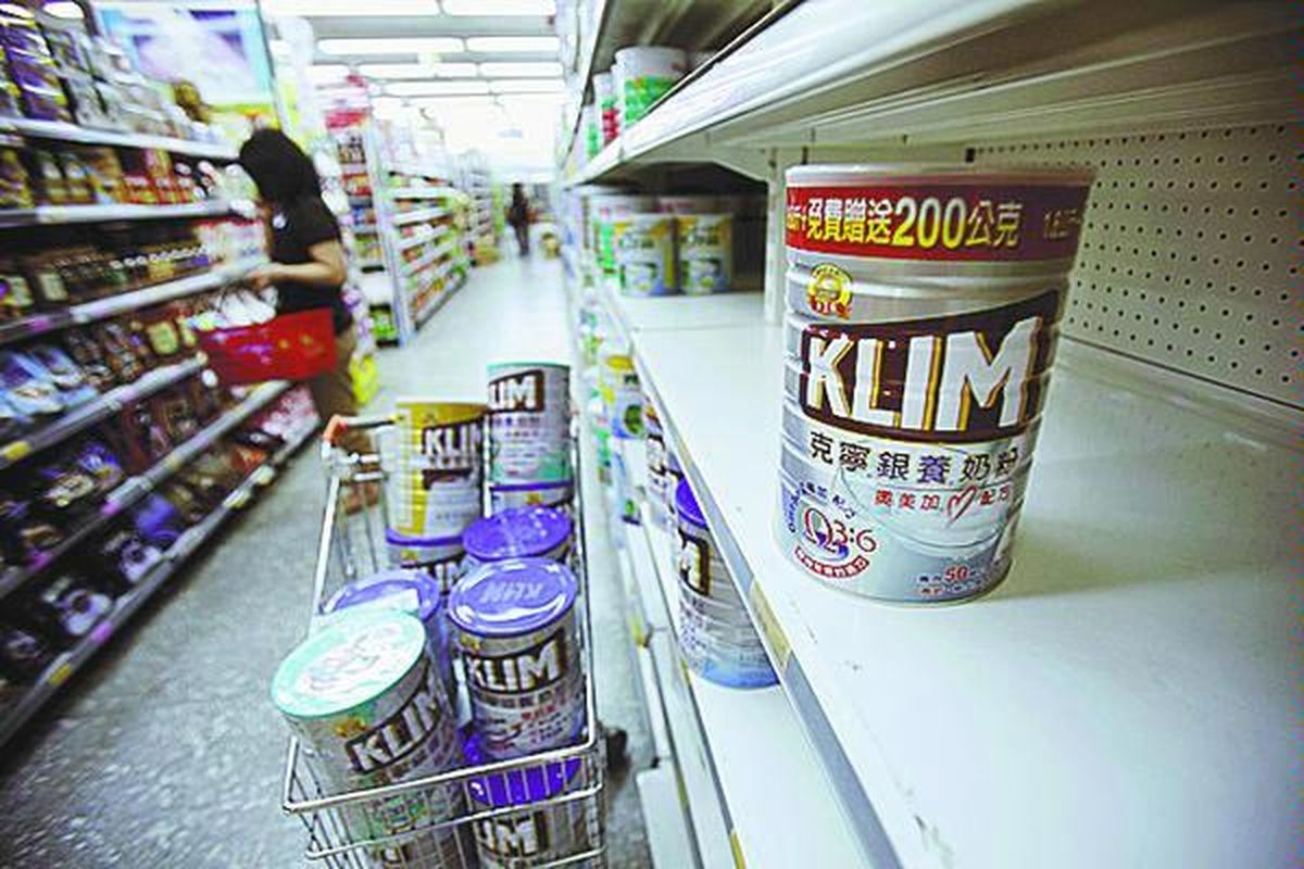 Susu merek Klim yang diproduksi di China oleh Nestle (perusahaan asal Swiss) ditarik dari peredaran, Kamis (2/10) di Taipei. 