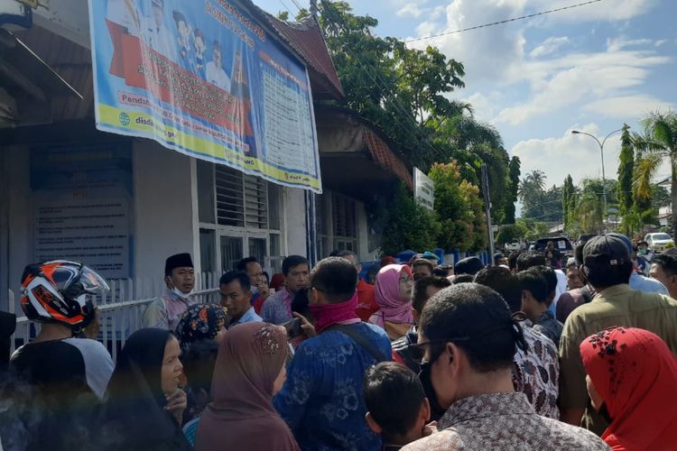 Puluhan warga segel pintu masuk SMPN 10 Padang karena anaknya tidak lulus PPDB, Kamis (16/7/2020)