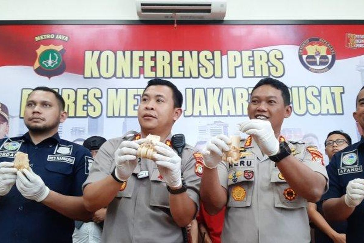 Kapolres Metro Jakarta Pusat, Kombes Pol Heru Novianto (kedua dari kanan), saat konferensi pers, di kantor Polres Metro Jakarta Pusat, Senin (2/3/2020).

