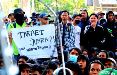 Bonek Protes Manajemen Persebaya: Setengah Hati, Silakan Pergi