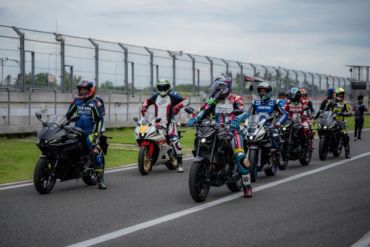 Jajal Yamaha YSF-R25 di Sirkuit Mandalika