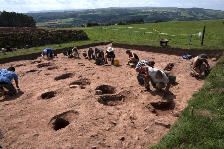 Penggalian pertama kali di Arthur's Stone di Herefordshire, Inggris.